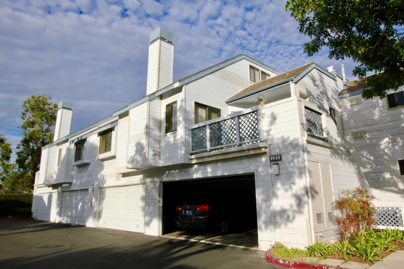 An independent house in the Woodbridge Laurels with good elevation and car parking in the parking area
