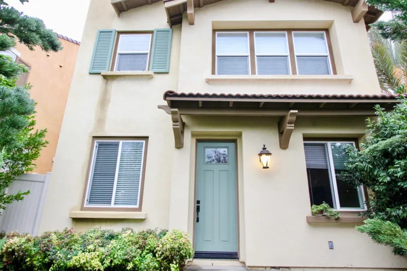 THIS IMAGE REPRESENTS THE FRONT OF THE HOME, PLANTS, TREES, GLASS WINDOWS, LIGHT ARE THERE IN AVO COMMUNITY
