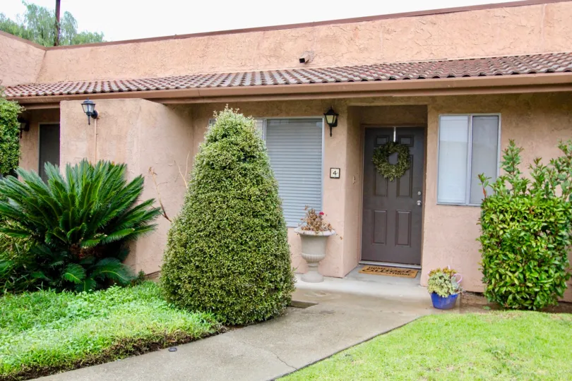 THE 4RTH APARTMENT IN THE CERRO DEL REY WITH THE GRASS LAND, FLOWER POTS, PLANTS, LIGHT