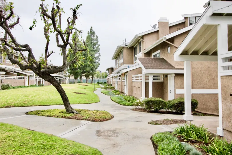 There are some apartments in Coyote Creek with lawn.
