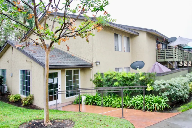 INTROFLOOR PLANS & PRICINGSITE PLAN & MEDIA GALLERYFEATURES, AMENITIES, SERVICES & PETSDIRECTIONS & EXPLORECORPORATE HOUSING CREEKSIDE VILLAGE Creekside Village Apartments | Living room ApartmentRatings. com "Top Rated" and SatisFACTS Multi-Year Winner fo