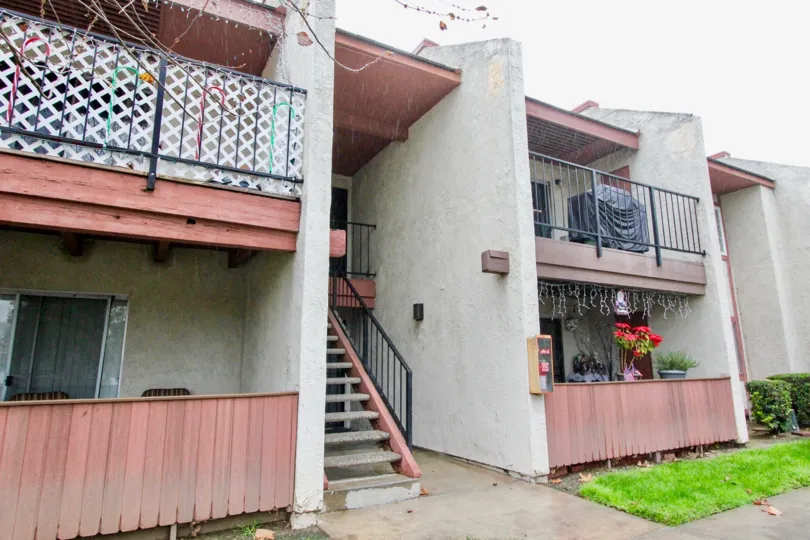 An old residential apartment in the Fashion Heights with balcony.
