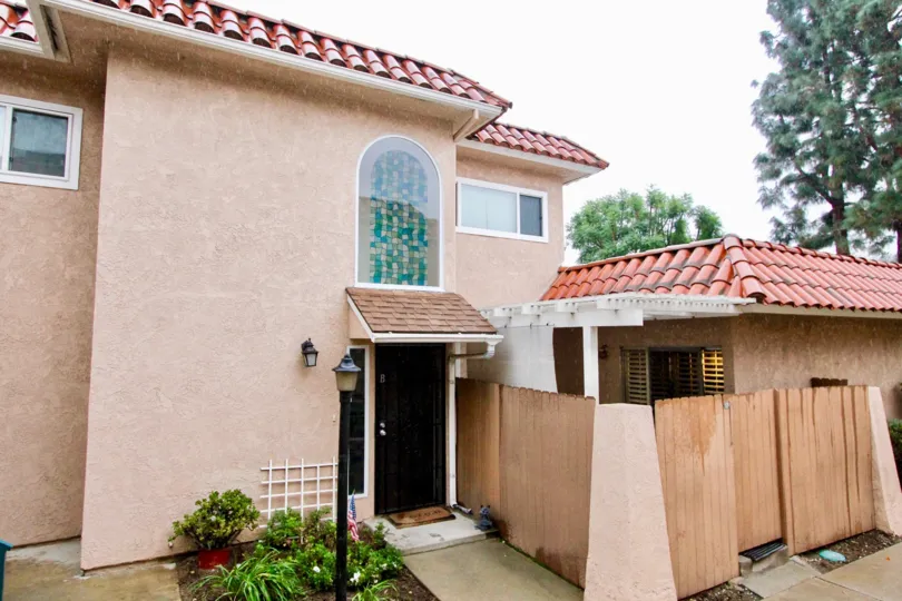 a rainy day in the fashion knolls with a house that has roofless top and garden in front
