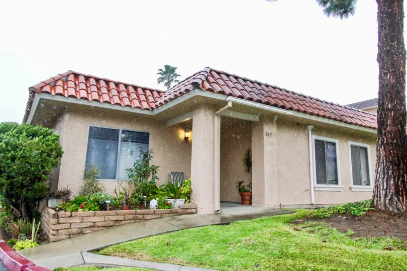 THE 845 FLAT IN THE FASHION KNOLLS WITH THE LAWN, PLANTS, TREES