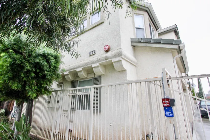 THE 1345 FLAT IN THE LA HABRA GLEN WITH THE PLANTS, TREES