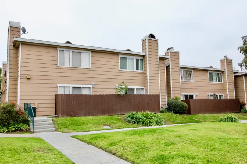 A big building in the La Plaza Habra with a beautiful lawn.