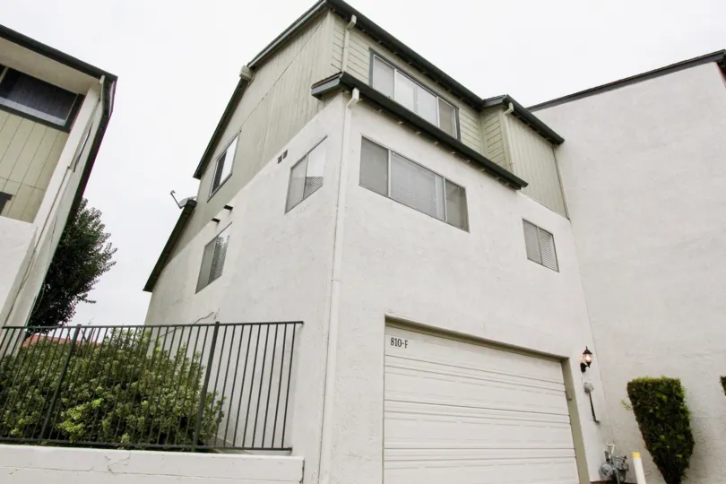 Villas with lamps and parking in Lakeview Townhomes of La Habra