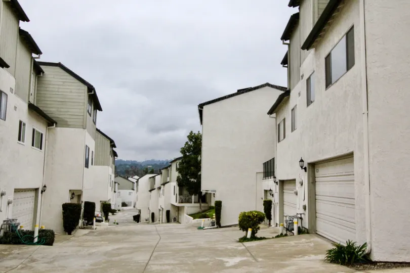The home in lakeview town homes is full of row homes with sheds, trees and plants