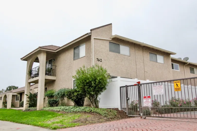THE 762 APARTMENT IN THE MIRA VISTA WITH THE GRASSLAND, GATE, BALCONI