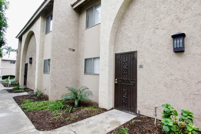 THE 20 APARTMENT IN THE MIRA VISTA WITH THE PLANTS, TREES