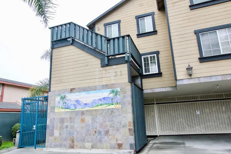 THE 31 FLAT IN THE MOUNTAIN VIEW VILLAS WITH THE GATE, GRASSES, PLANTS