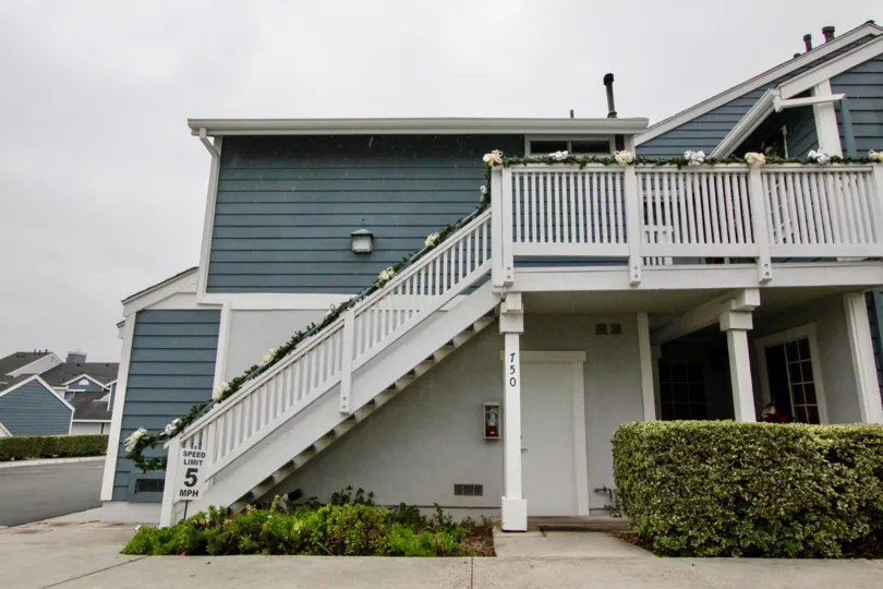THE 750 APARTMENT IN THE STONE HARBOR WITH THE UPSTAIRS, PLANTS
