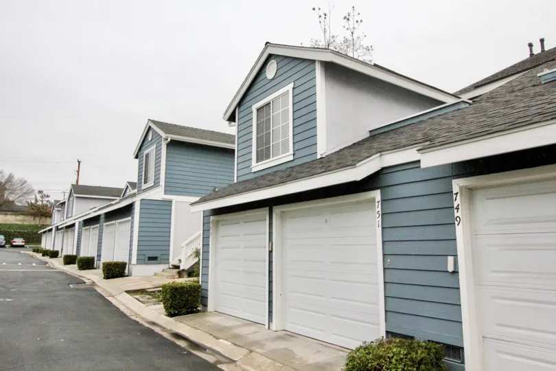 THE 751, 749 FLATS IN THE STONE HARBOR WITH THE SHUTTERS, PLANTS