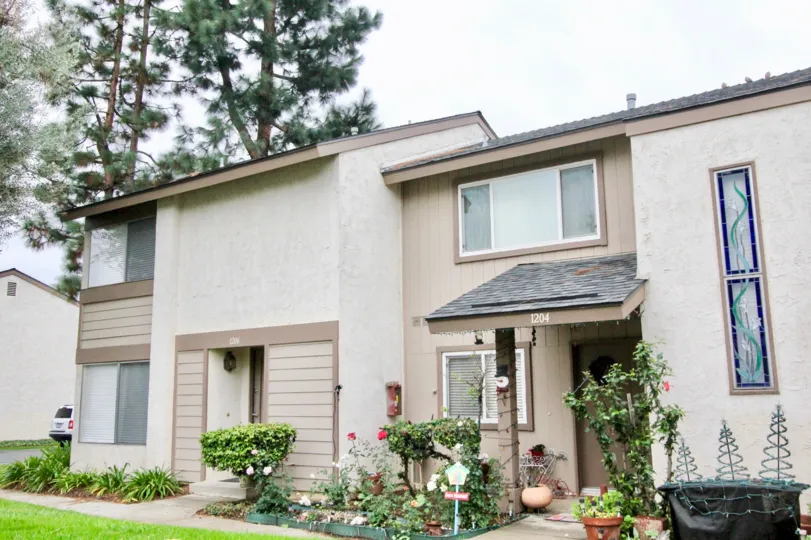 THE 1204 APARTMENT IN THE SUNNY HILLS VILLAGE WITH THE FLOWER PLANTS, TREES