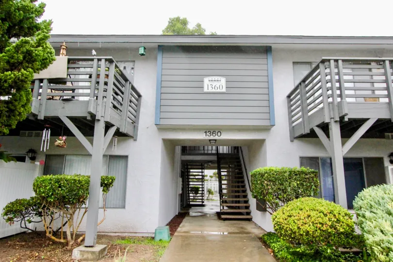 THE 1360 APARTMENT IN THE WOODLAKE VILLAGE WITH THE PLANTS, UPSTAIRS