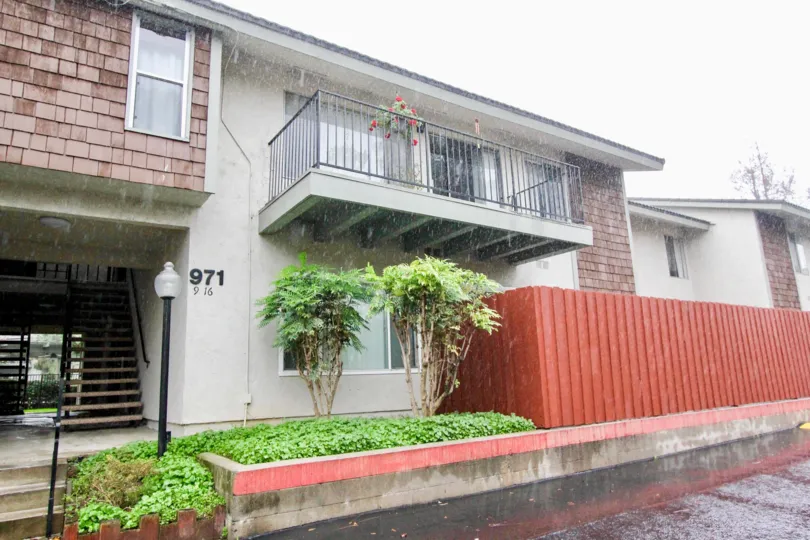 THE 971, 916 FLATS IN THE WOODLAKE VILLAS WITH THE PLANTS, UPSTAIRS