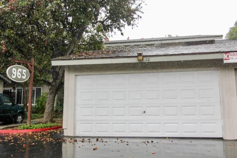 THE 10 FLAT IN THE WOODLAKE VILLAS WITH THE SHUTTER, PLANTS, CAR PARKIN