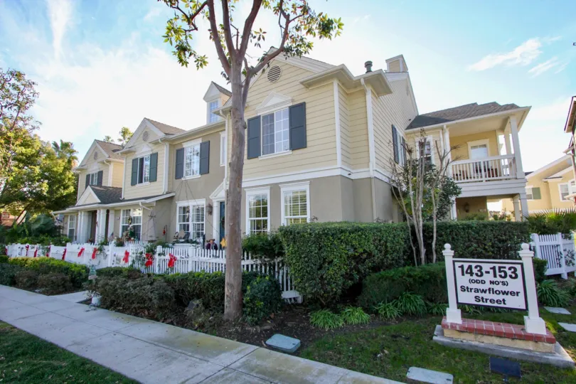 Hedges and sign at Charleston Place in Ladera Ranch, CA
