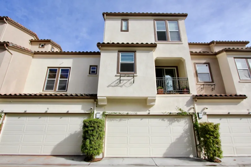 A BEAUTIFUL APARTMENT WITH THE CONTRAST OF CREAM & BROWN COLOUR & WITH SOME PARKING AREA