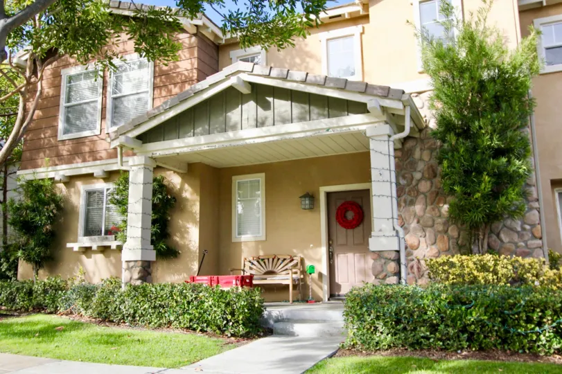 THE HOUSE IN THE TRAILS WITH THE CHAIRS, PLANTS, TREES