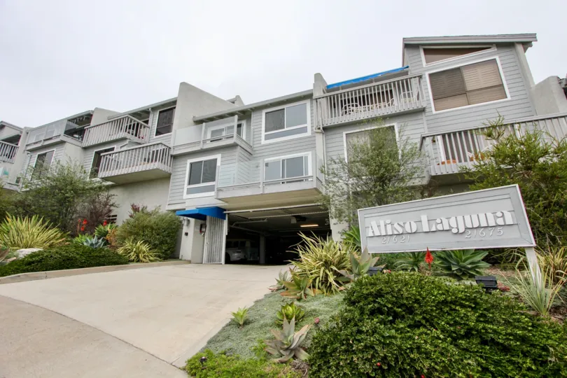 THE 21621-21675 HOUSES IN THE ALISO LAGUNA WITH THE ALISO LAGUNA BOARD, PLANTS, TREES
