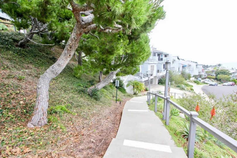 A beautiful foot path near the some buildings in the Aliso Laguna with some trees also.