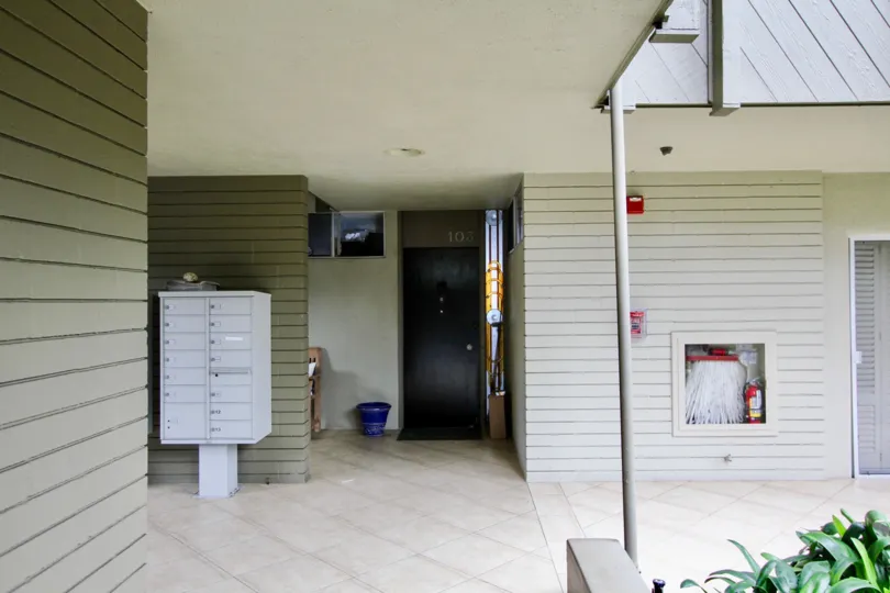 THE 103 APARTMENT IN THE LAGUNA LIDO WITH THE FIRE SAFETY, ELECTRIC BOX, PLANTS, DUSTBIN