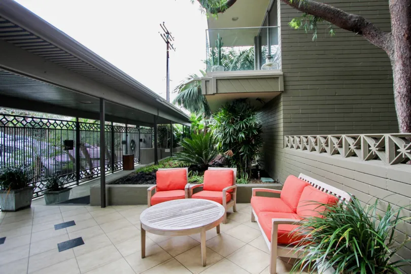 THE APARTMENT IN THE LAGUNA LIDA WITH THE CHAIRS, PLANTS, TREES