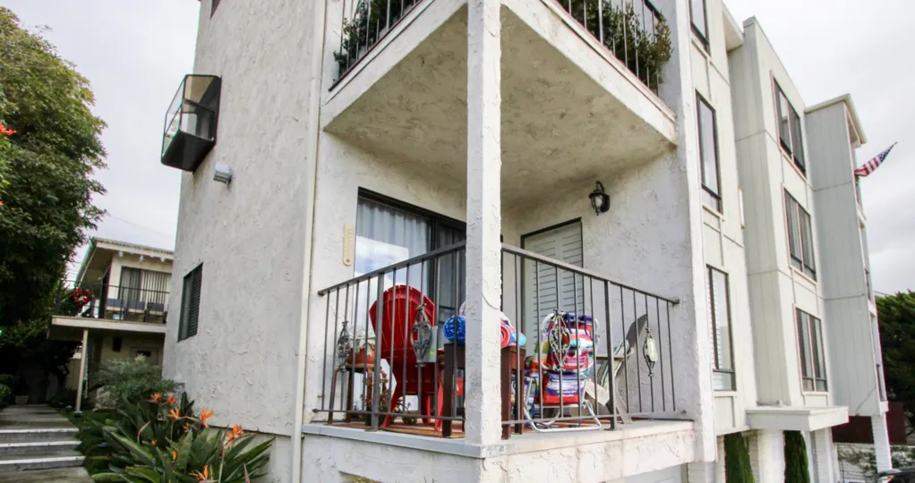 a warm day in the laguna north shores with a building that has balcony that could be seen on the both sides