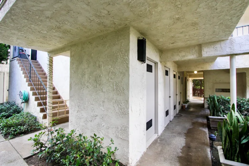 THE HOUSES IN THE LAGUNA NORTH SHORES WITH THE UPSTAIRS, PLANTS, FLOWER POT