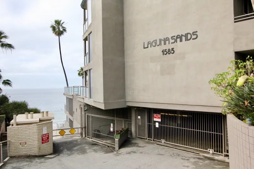 THE 1585 BUILDING IN THE LAGUNA SANDS WITH THE GATE, PLANTS