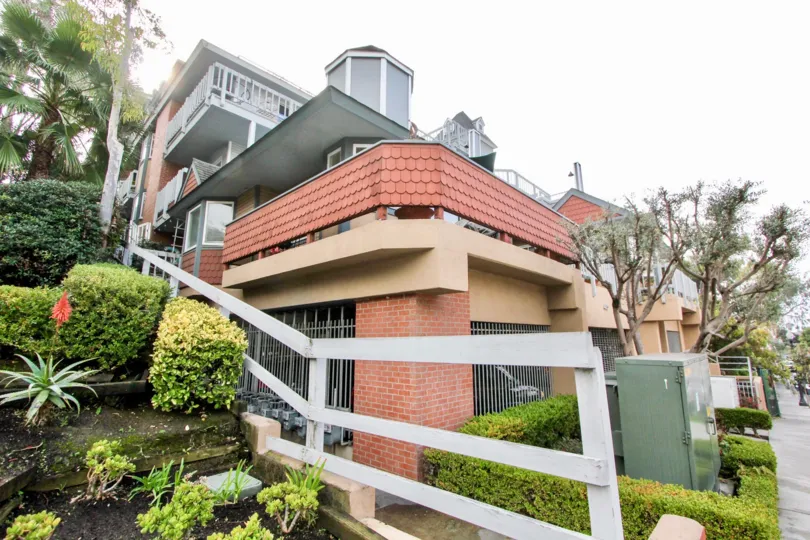 THE HOUSE IN THE MERMAID TERRACE WITH THE PLANTS, TREES, ELECTRIC BOX