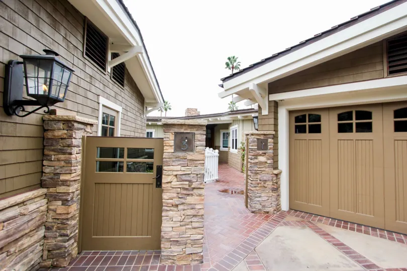 THE 3 APARTMENT IN THE MONTAGE BEACH VILLAS WITH THE WOODEN DOORS, LIGHT, PLANTS