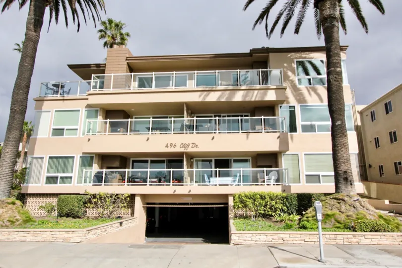 Beautiful villa with palm trees having cellar parking in Ocean Cliff manors of Laguna Beach