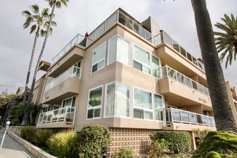 THE CROSS VIEW OF THE APARTMENT IN THE OCEAN CLIFF MANORS WITH THE PLANTS, TREES, BALCONIS