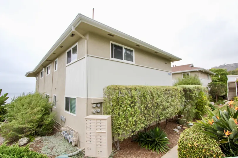 THE HOUSE IN THE OCEAN VISTA WITH THE ELECTRONIC MACHINE, PLANTS, TREES, STEPS