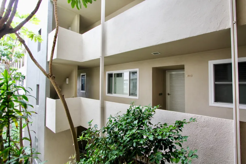 the table rock is a apartment unit house of the laguna beach in ca