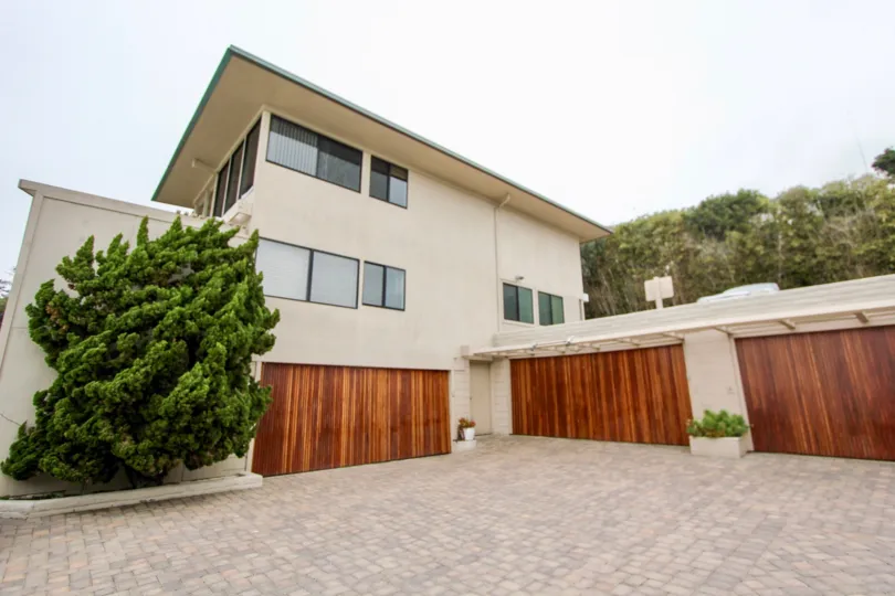 the table rock is a table wood house of the laguna beach city in ca