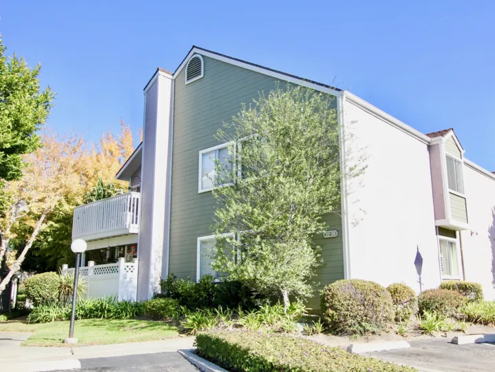 Beacon Hill Court community is under a homeowners association with monthly dues required. Membership in the association gains access to the many Beacon Hill amenities which include six lighted tennis courts, three community pools with one dedicated adult 