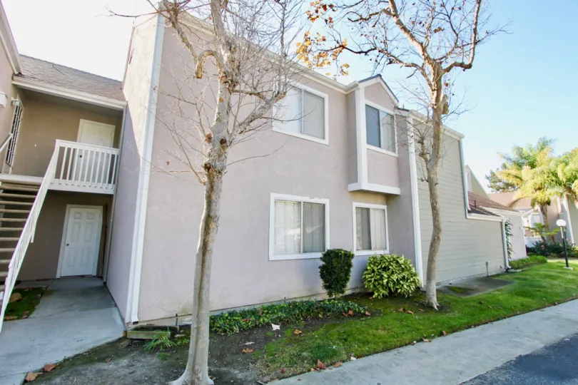 A beutiful duplex apartment with side opening in the beacon hill terrace city of lLaguna Niguel, CA