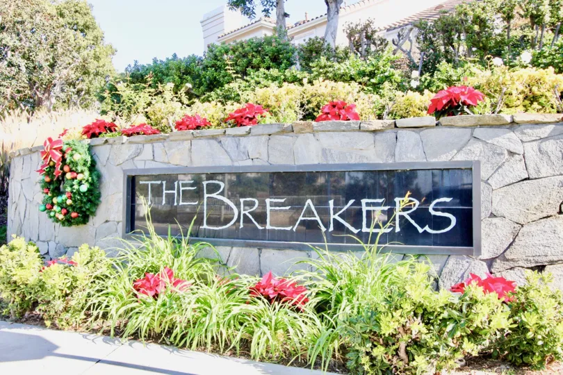 Sign and wreath at the Breakers in Laguna Niguel, CA