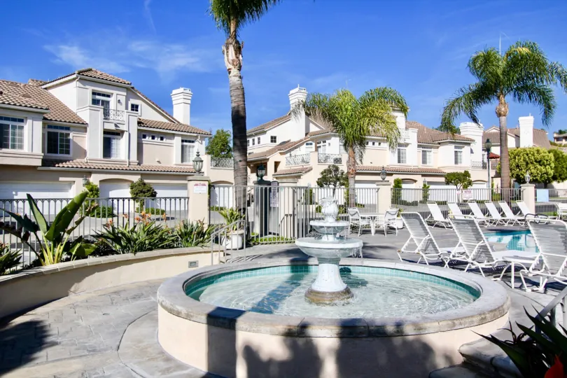 THE APARTMENT IN THE BREAKER WITH THE SWIMMING POOL, BANANA TREE, PLANTS