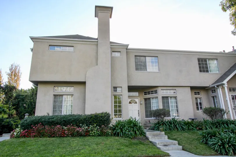 THE BUNGALOW IN THE BRIDGEPORT TERRACE WITH THE PLANTS, TREES