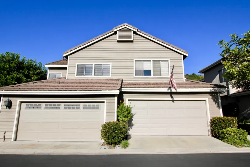 Camden Court homes are located in the coastal community of Laguna Niguel. The Camden Court neighborhood dates back to 1986 when the first homes were built here. Located in the upscale area of Laguna Niguel, the community features two to three bedroom floo