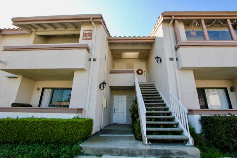 the casa la paz is a separated by the wall of the laguna niguel city in california
