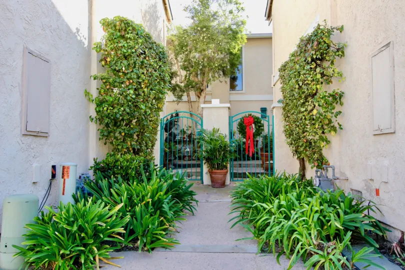 The real estate search: El Niguel Terrace | Condos and Townhomes for Sale in Laguna Niguel is brought to you courtesy of LivingSoCal, the premier SoCal Real Estate Search Site. If you would like more information about the real estate on this website, or w