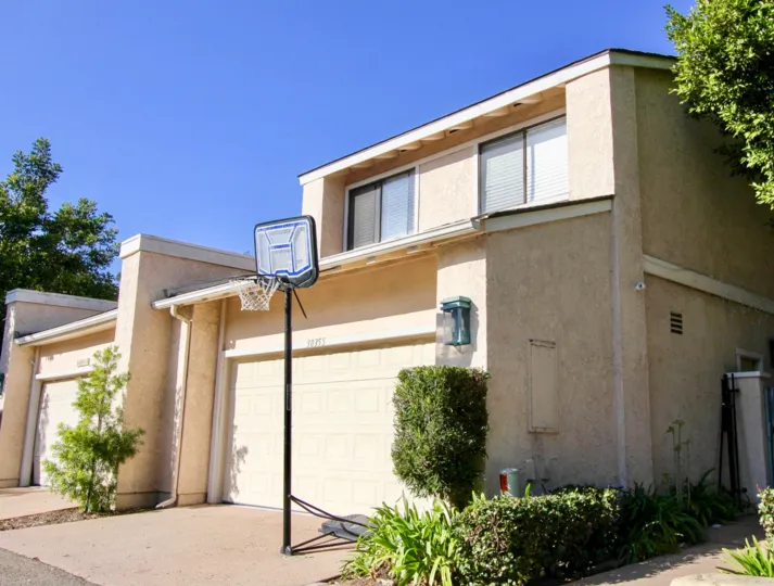 THE 30355 APARTMENT IN THE EL NIGUEL TERRACE WITH THE BASKET BALL NET, PLANTS
