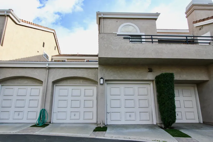 Expressions homes are located in the coastal community of Laguna Niguel. The Expressions community features one to two bedroom condos in the Rancho Niguel area of Laguna Niguel. The condos were first built in 1989 and features various floor plans that ran