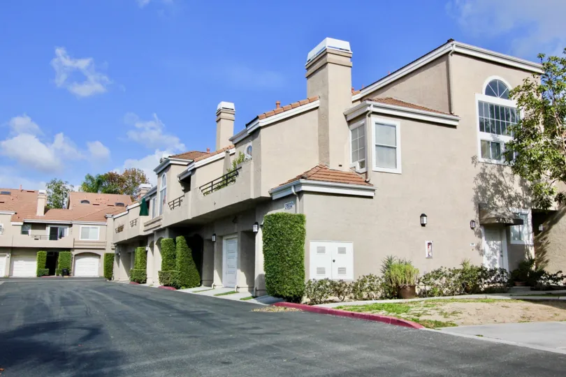 The condos at Expressions are low-rise Mediterranean townhome style units in North Laguna Niguel just off Crown Valley Parkway. This palm-studded property is within walking distance of the grocery, shops, theaters and restaurants and just minutes to area 