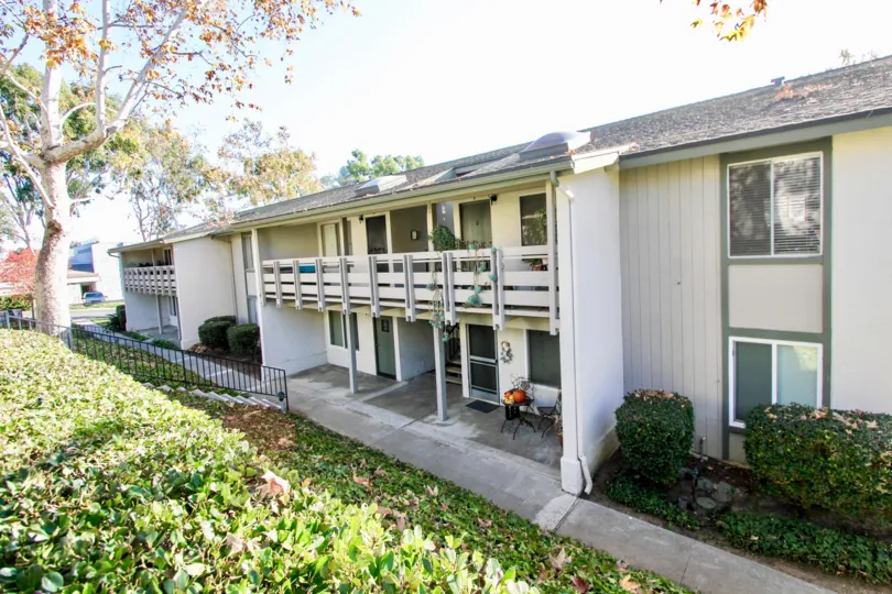 Well maintained grounds in the community of Hillhurst Condos in Laguna Niguel, California.